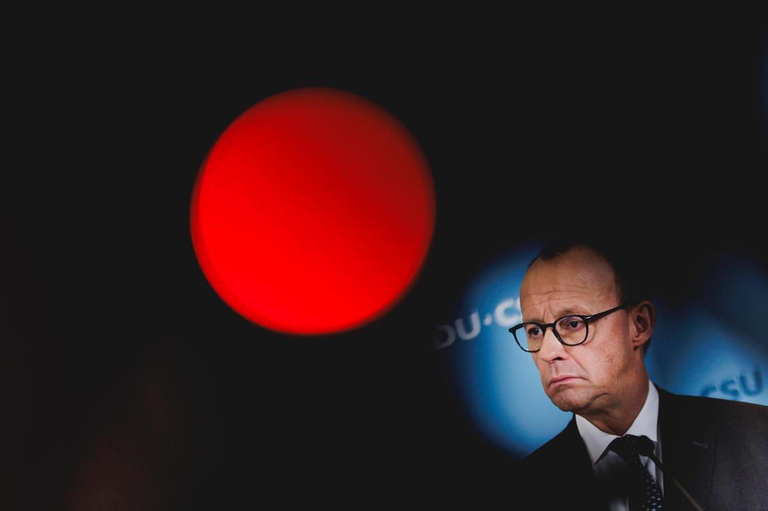 37468603-schuldenpaket-cdu-chef-friedrich-merz-waehrend-einer-pressekonferenz-nach-der-einigung-mit-den-gruenen-3w45wZWVBlBG