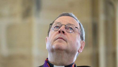 Bischof Georg Bätzing: Blickt er zum Herrgott oder erwartet er Anweisungen aus der Loge. | Foto: Hendrik Schmidt/dpa