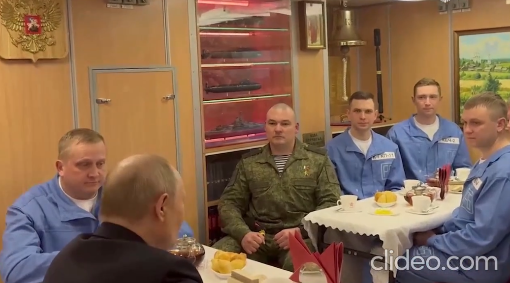 Wladimir Putin spricht mit den Besatzungsmitgliedern