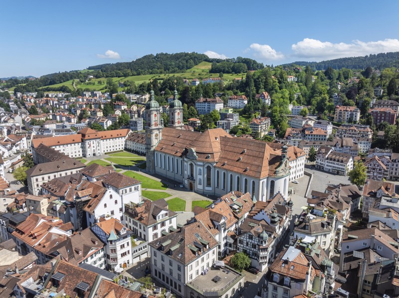 Die historische Altstadt von Sankt Gallen mit dem Klosterviertel und der…