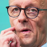 Friedrich Merz mit Finger im Gesicht