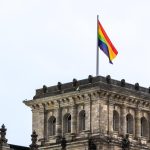 Bundestagspräsidentin Klöckner setzt „Traditionsunsitte“ fort – Regenbogenflagge am Reichstag