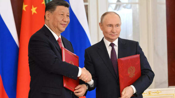 Xi Jinping und Wladimir Putin tauschen Vertragsdokumente aus
