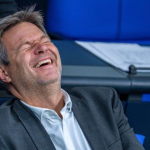Habeck lacht 3