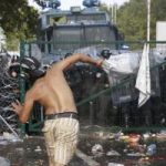 Schutzsuchender an der unagrisch-serbischen Grenze attackiert ungarische Armee