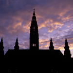 Das Wiener Rathaus vor Abendhimmel