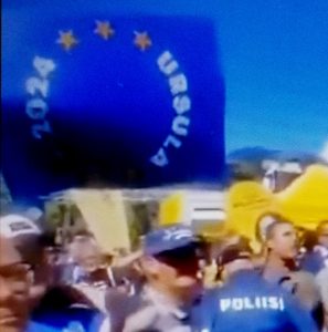 EU-Meinungsdiktatur: Vd Leyen preist Meinungsfreiheit – Polizei verhaftet Kritiker (Video)