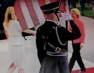 Trump demütigt Leyen, Macron und co:  Empfang nur durch Protokollchefin (Video)