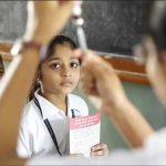 Indien – Schülerinnen kollabieren nach HPV-Impfkampagne an örtlicher Schule Impfung Indien HPV UNICEF NYHQ2012-1642 Pietrasik