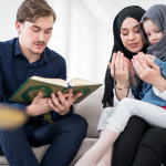 Islamischer Mann liest vor frau und kind in kopftuch