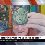 Scott Ritter zeigt das Emblem eines Orks