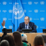 Sergey Lawrow beantwortet Fragen von Journalisten zum Thema «Sanktionen» Der russische Außenminister gibt im UN-HQ eine Pressekonferenz 2