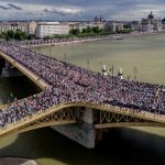 Ungarischer National-Feiertag 1956: Hunderttausende pro-Orban auf 11. Friedensmarsch gegen Globalismus, Kriegstreiberei und Genderwahnsinn (Video) 0dd4068560614cea894505e85c87e8f8