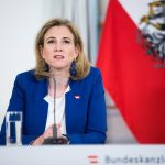 Christian_Stocker_Andreas_Babler__Beate_Meinl-Reisinger_beim_Pressefoyer_des_Ministerrats_2025-05-07_-_DUN_0016-1170×781