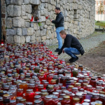 Sohn wurde von „Gruppe Jugendlicher“ bedroht – helfender Vater totgeprügelt Die Kerzen am Tatort spiegeln die Betroffenheit der Bürger wieder.