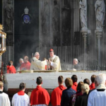 Flüchtlingsboot in kirche