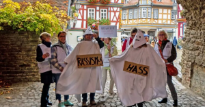 Neues aus dem Freiluft-Irrenhaus: Jetzt als Gespenster im „Kampf gegen Rechts“