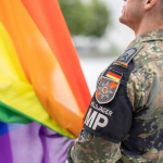 Nicht abwehrbereit: Sauhaufen Bundeswehr? Soldat mit Regenbogenfahne