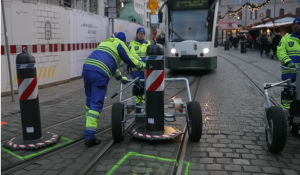 Augsburg: Rollende Poller im Dauerbetrieb wegen Straßenbahn-Durchfahrt (Video)