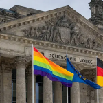 Die Regenbogenflagge vor dem Reichstag