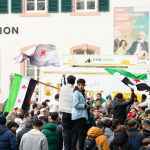 Feiernde syrische flüchtlinge