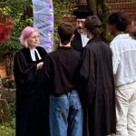 Pfarrerin mit vier Ehepartnern