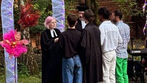 Neues aus dem Freiluft-Irrenhaus: Pfarrerin traut 4 (!) Männer zu einem Ehepaar