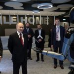 Putin und Sberbank-Vorsitzender Gref begrüsst von Roboter