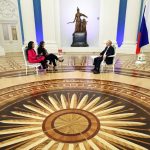 Putin im Gespräch mit Redakteurinnen zweier indischer TV-Anstalten