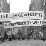 Polizeieinsatz und hohe Strafen bei „Nichtausfüllen“ des Wehrdienst-Fragebogens Wehrdienstverweigerung Dt