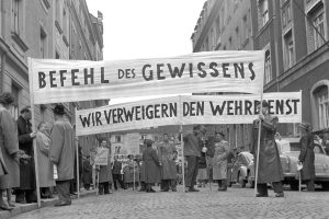 Polizeieinsatz und hohe Strafen bei „Nichtausfüllen“ des Wehrdienst-Fragebogens