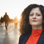 Cansel-Kiziltepe-mit-Hintergrund