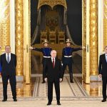 Putin empfängt 32 neue Botschafter und hält Grundsatzrede nach deren Beglaubigung S. Lawrow (li), W. Putin (Mitte), J. Uschakow (re)