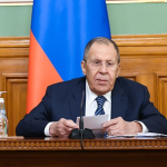 Lawrow bezeichnet Macrons Megafon-Diplomatie als bloße Show für die Öffentlichkeit Sergey Lawrow beantwortet die Fragen der Medien in Moskau