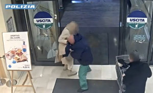 Versuchte Entführung: „Rumäne“ will Kleinkind der Mutter entreißen (VIDEO) und brach Kind das Bein