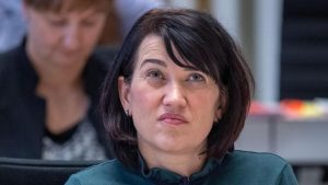 Wie Links funktioniert – Justizministerin befreit Sohn von Schulpflicht für Urlaubsreise