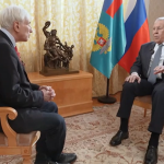 Leonid Mlechin (li) vom TV Sender OTB stellte Sergey Lawrow