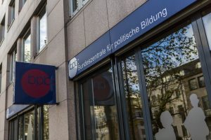 Bundeszentrale für politische Bildung als gut dotierte Versorgungseinrichtung abgewählter Politiker