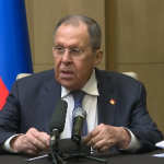 Der russische Außenminister hält eine Rede