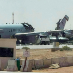 Zerstörtes awacs flugzeug