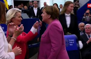 EU-Parlament: Von der Leyen hängt Merkel Orden um