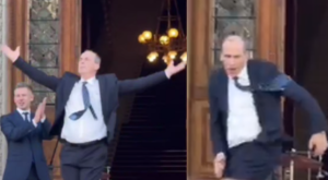 Ungarns Gesundheitsminister: Corona-Hardliner mit Tanzvideo als Lachnummer (VIDEO)