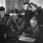 Der Drang nach Osten von 1925 bis heute und was notorisch unterschlagen wird Wilhelm Keitel unterschreibt am 8. Mai 1945 in Berlin
