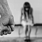 Weiße christliche Mädchen als Opfer migrantischer Vergewaltigungsbanden Vergewaltigung mädchen faust