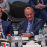 Debatte um Leihmutterschaft: Jens Spahn tritt als Unionsfraktionschef zurück Merz und Spahn mit vielen Flaschen