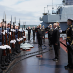 Putin erteilt den Befehl sich künftig westlicher „Piraterie“ anzunehmen Präsident Putin nimmt die Ehrengarde am Raketenkreuzer „Warjag“ ab