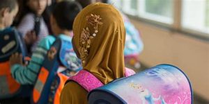 Spendenaufruf für Eltern nicht kopftuchtragender Kinder – FPÖ erstattet Anzeige